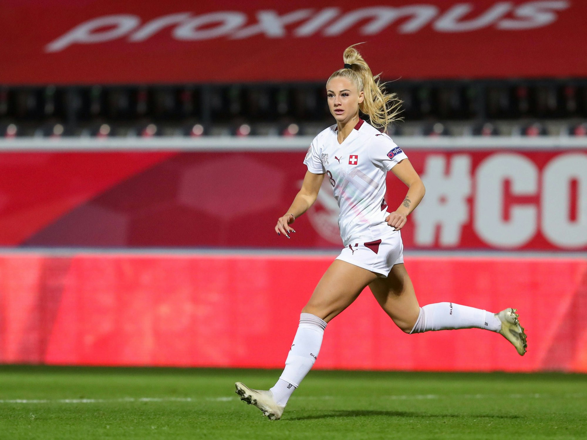 Die Schweizerin Alisha Lehmann in Aktion während desQualifikationsspiels gegen Belgien für dieUefa-Fußball-Europameisterschaft der Frauen.