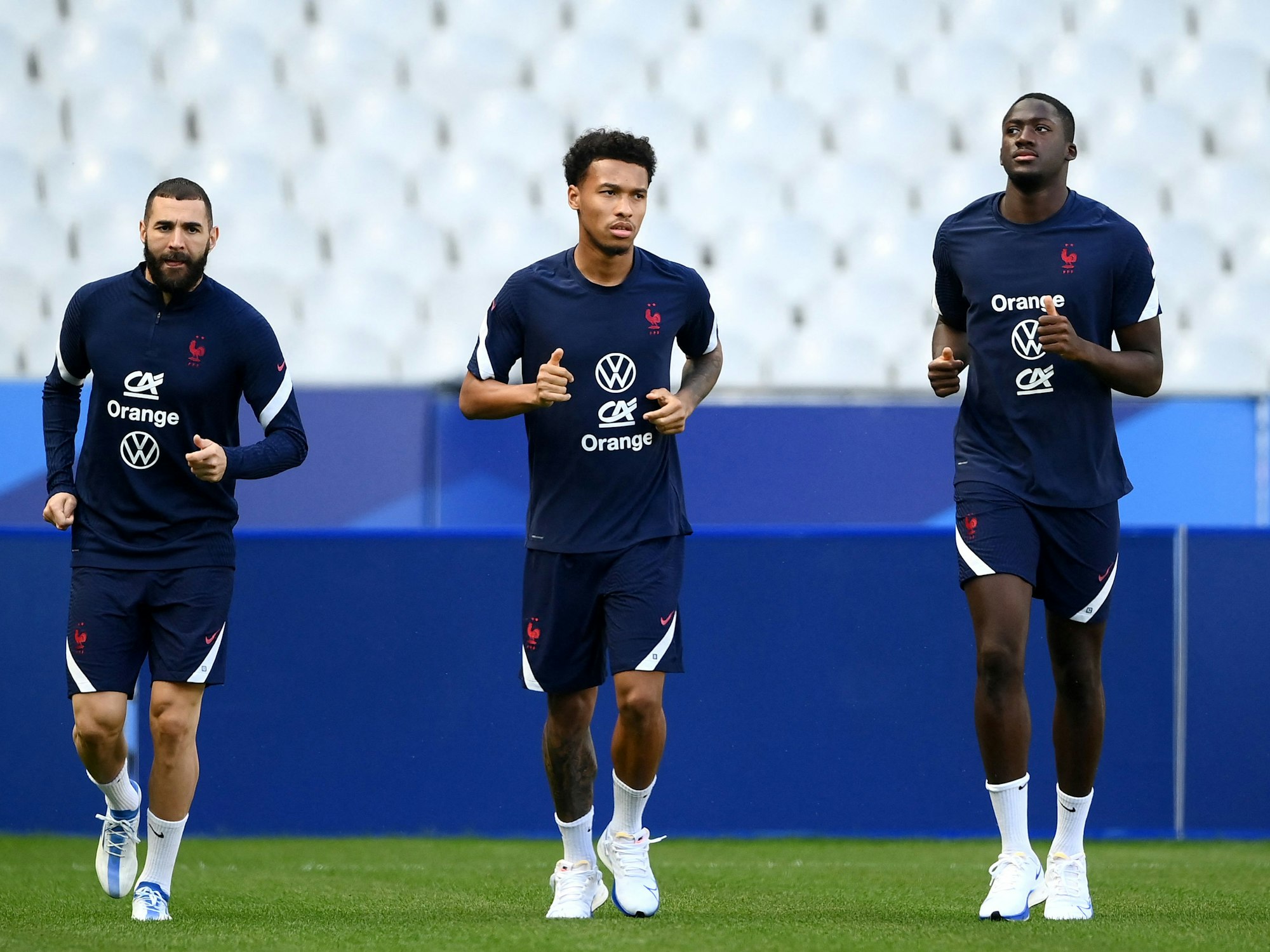 Frankreichs Karim Benzema, Boubacar Kamara und Ibrahima Konate laufen sich vor dem Nations-League-Spiel gegen Kroatien ein.