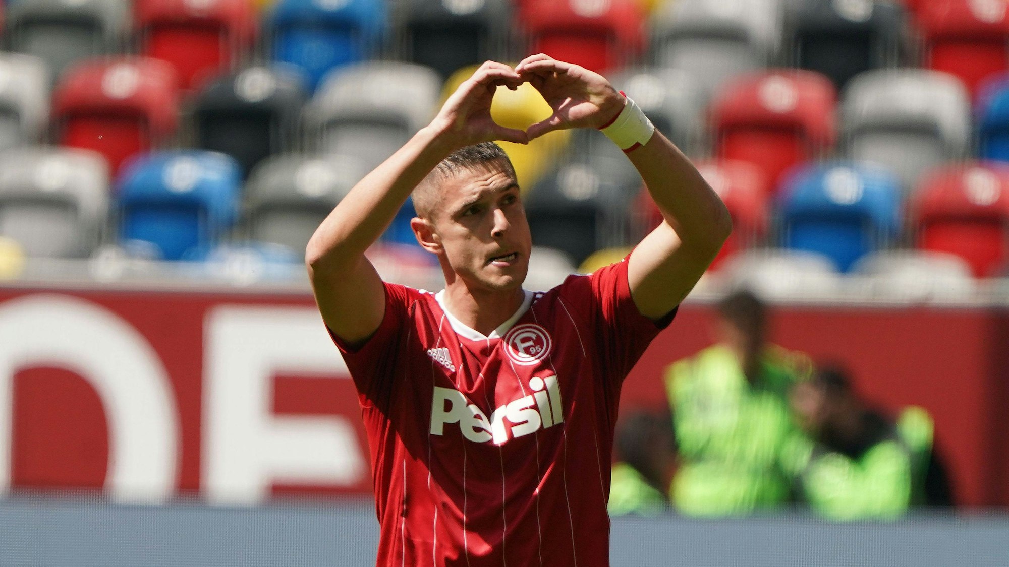 Kristoffer Peterson formt im Spiel gegen den Karlsruher SC mit seinen Händen ein Herz.