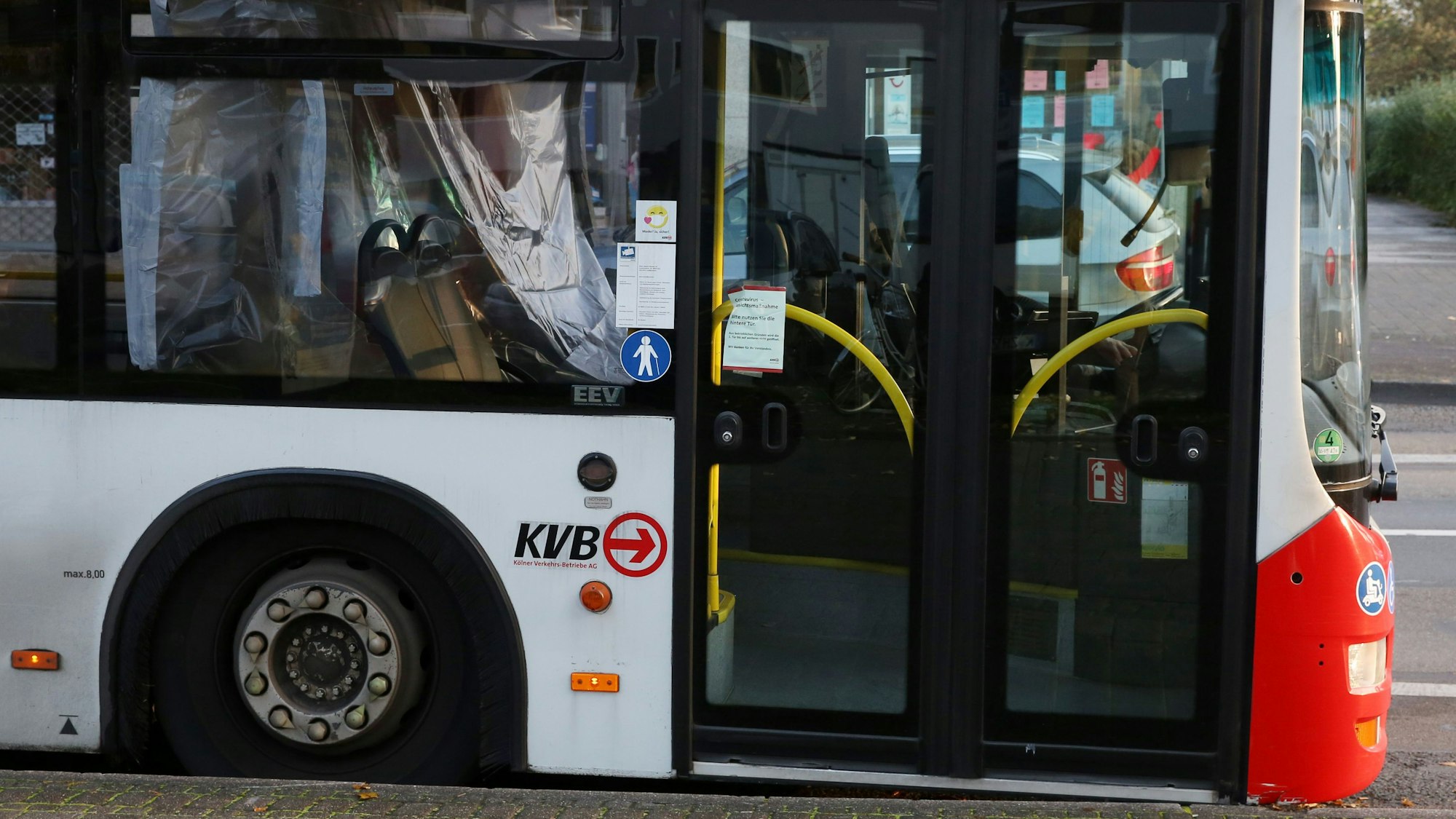 Zu sehen ist ein KVB-Bus der Linie 143 an der Haltestelle Rochusplatz.