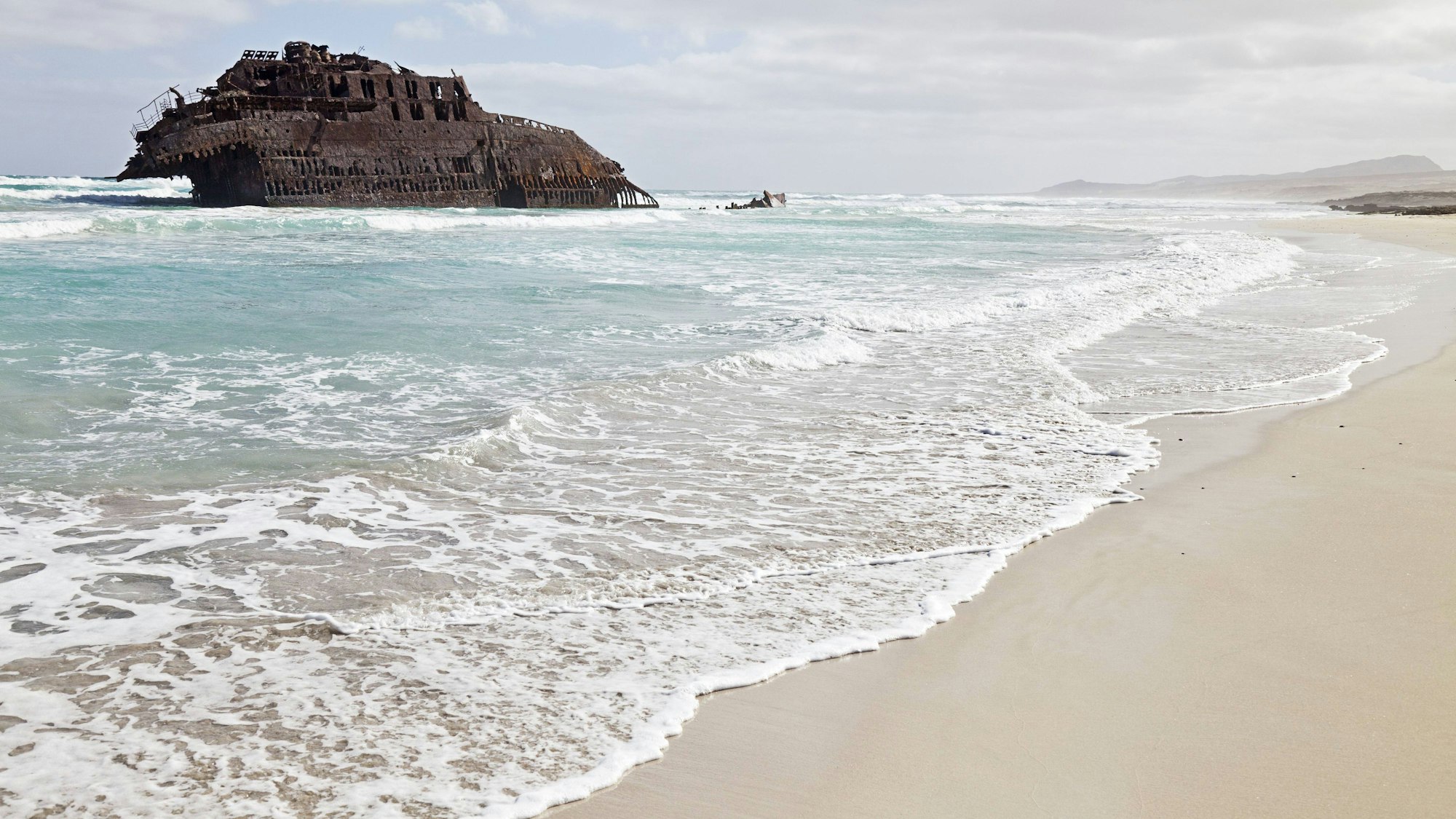 Das Wrack der MS Cabo Santa Maria rostet auf Boa Vista vor sich hin.
