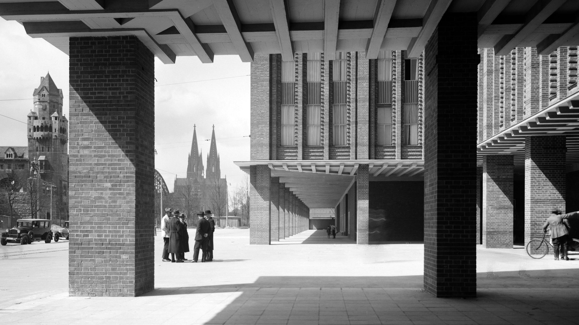 Blick auf den Dom zwischen Säulen der Kölner Messehallen.