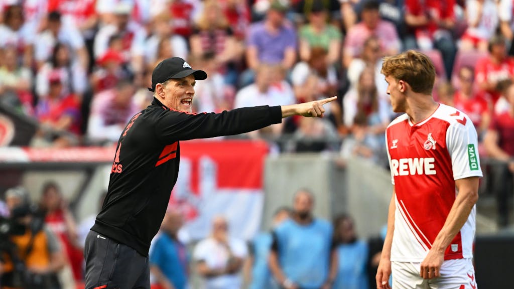 Bayerns Trainer Thomas Tuchel reagiert an der Seitenlinie, Kölns Timo Hübers schaut genau hin.