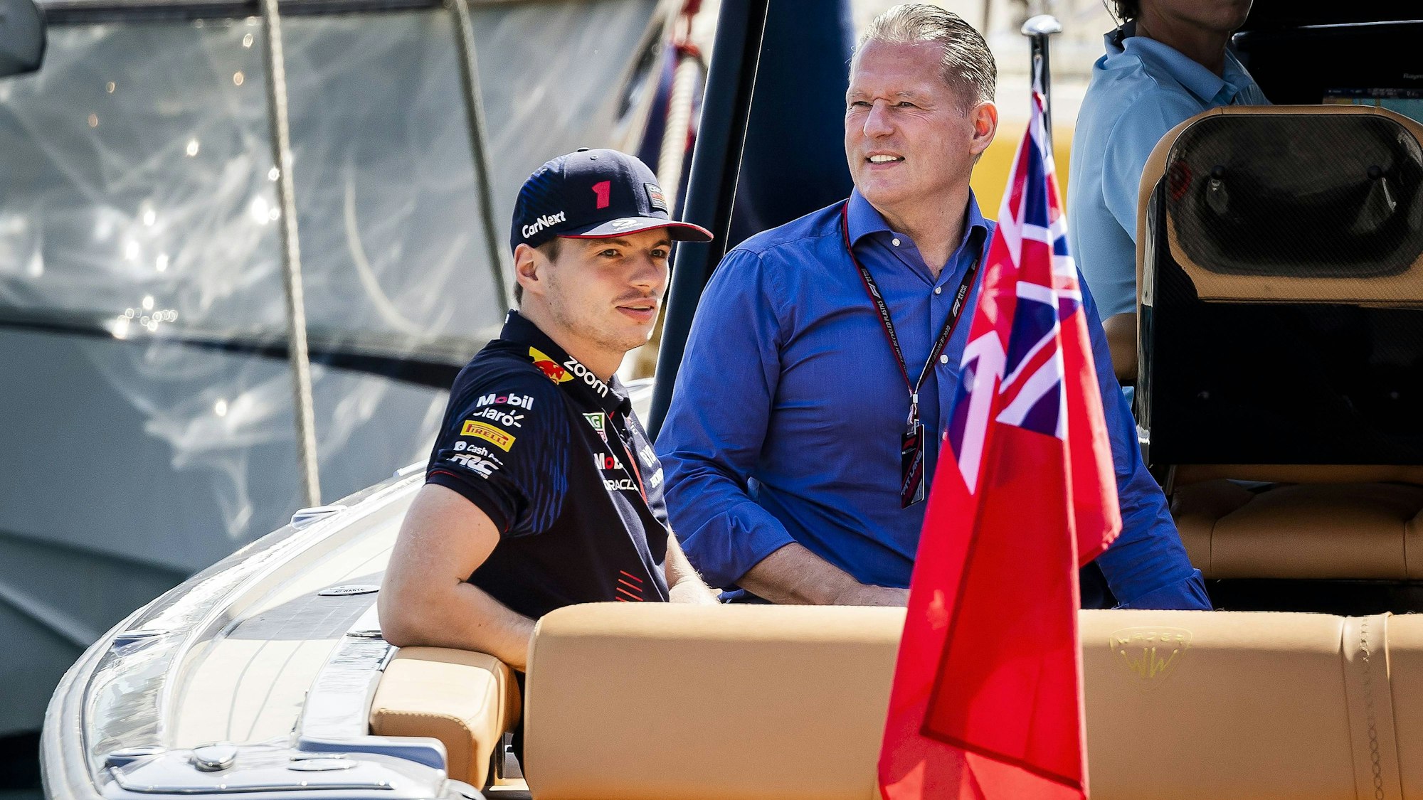 Max und Jos Verstappen kommen auf einem Boot zum Freien Training in Monaco.