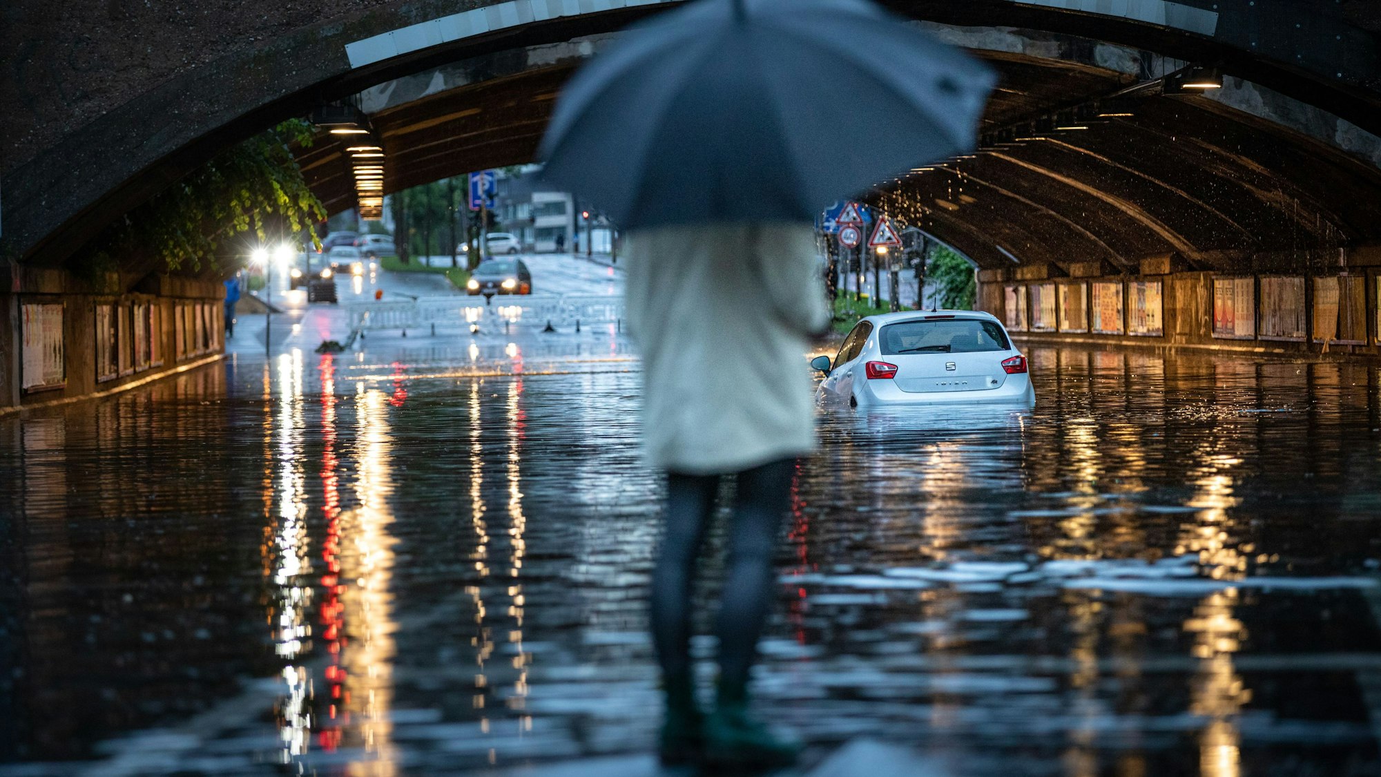 Die Unterführung zwischen Pohligstraße und Weißhausstraße ist komplett überflutet und ein Auto ist im Wasser stecken geblieben. Dauerregen seit dem Morgen führt in der Stadt zu zahlreichen Schäden.