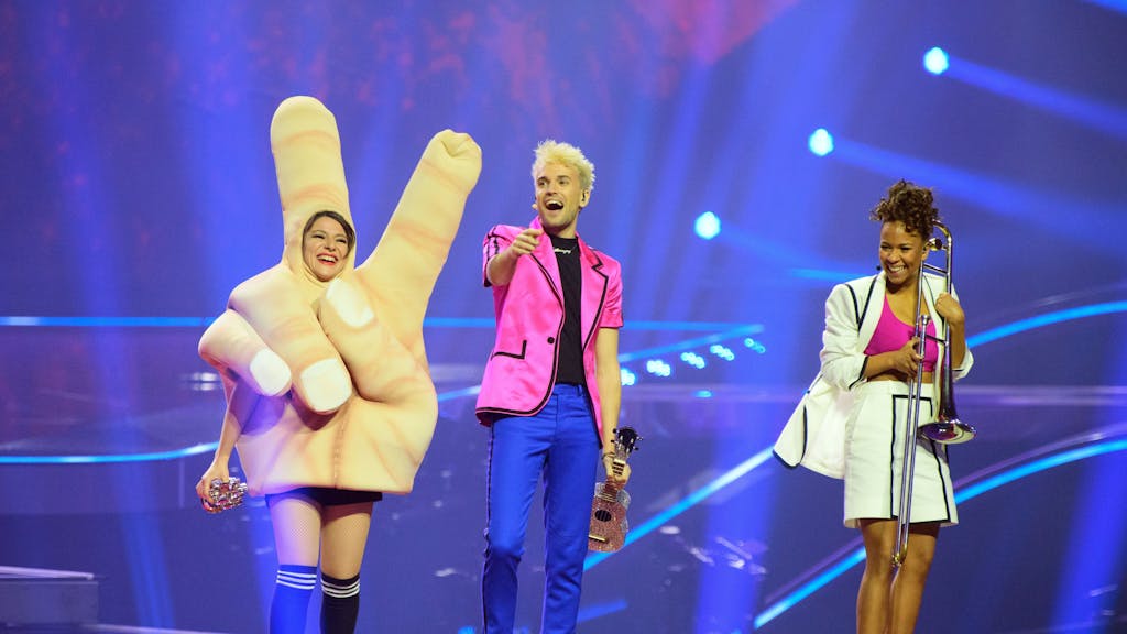Der Sänger und Musical-Darsteller Jendrik neben der tanzenden Hand und einer weiteren Tänzerin.