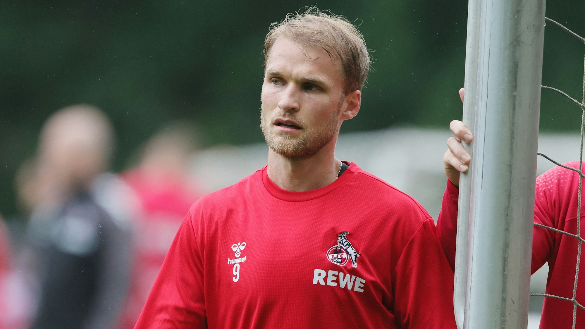 Sebastian Andersson steht beim 1. FC Köln auf dem Trainingsplatz.