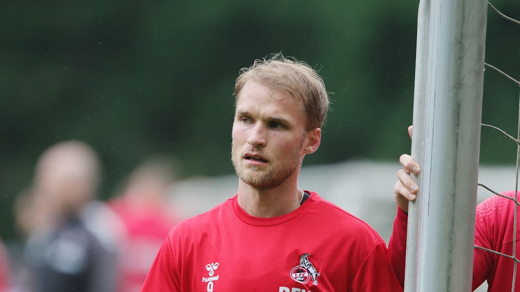 Sebastian Andersson steht beim 1. FC Köln auf dem Trainingsplatz.