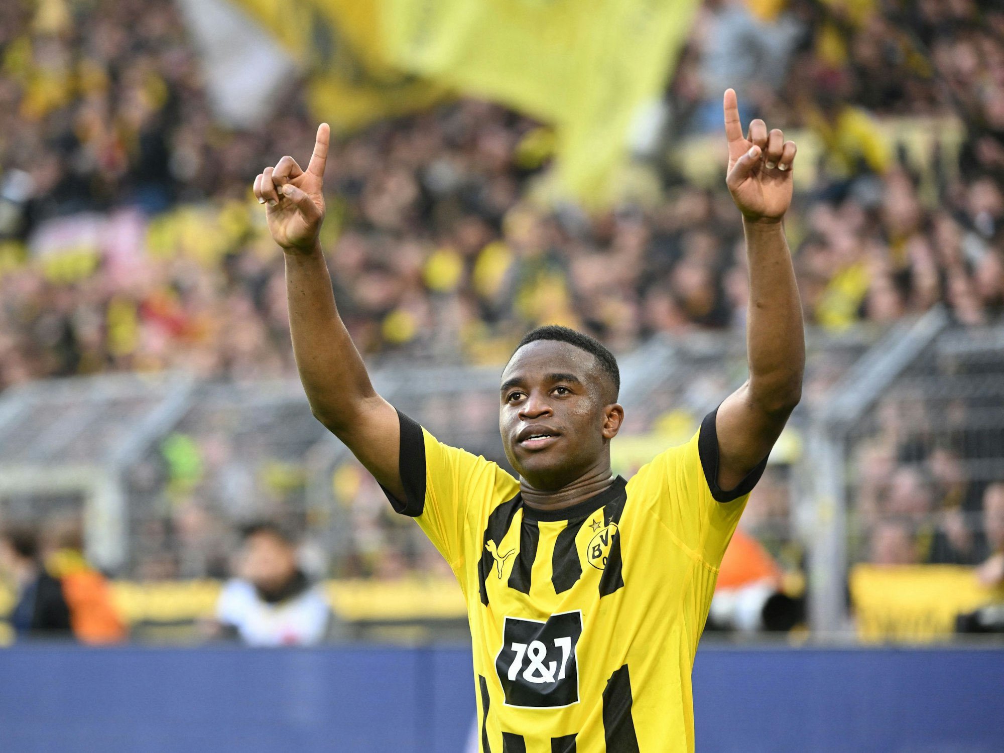 Dortmunds Youssoufa Moukoko bejubelt seinen Treffer zum 5:0 gegen den VfB Stuttgart.