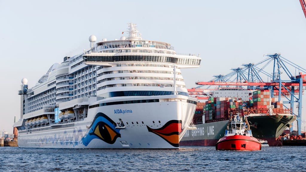 Das Kreuzfahrtschiff „Aida Prima“ fährt in Hamburg ein.