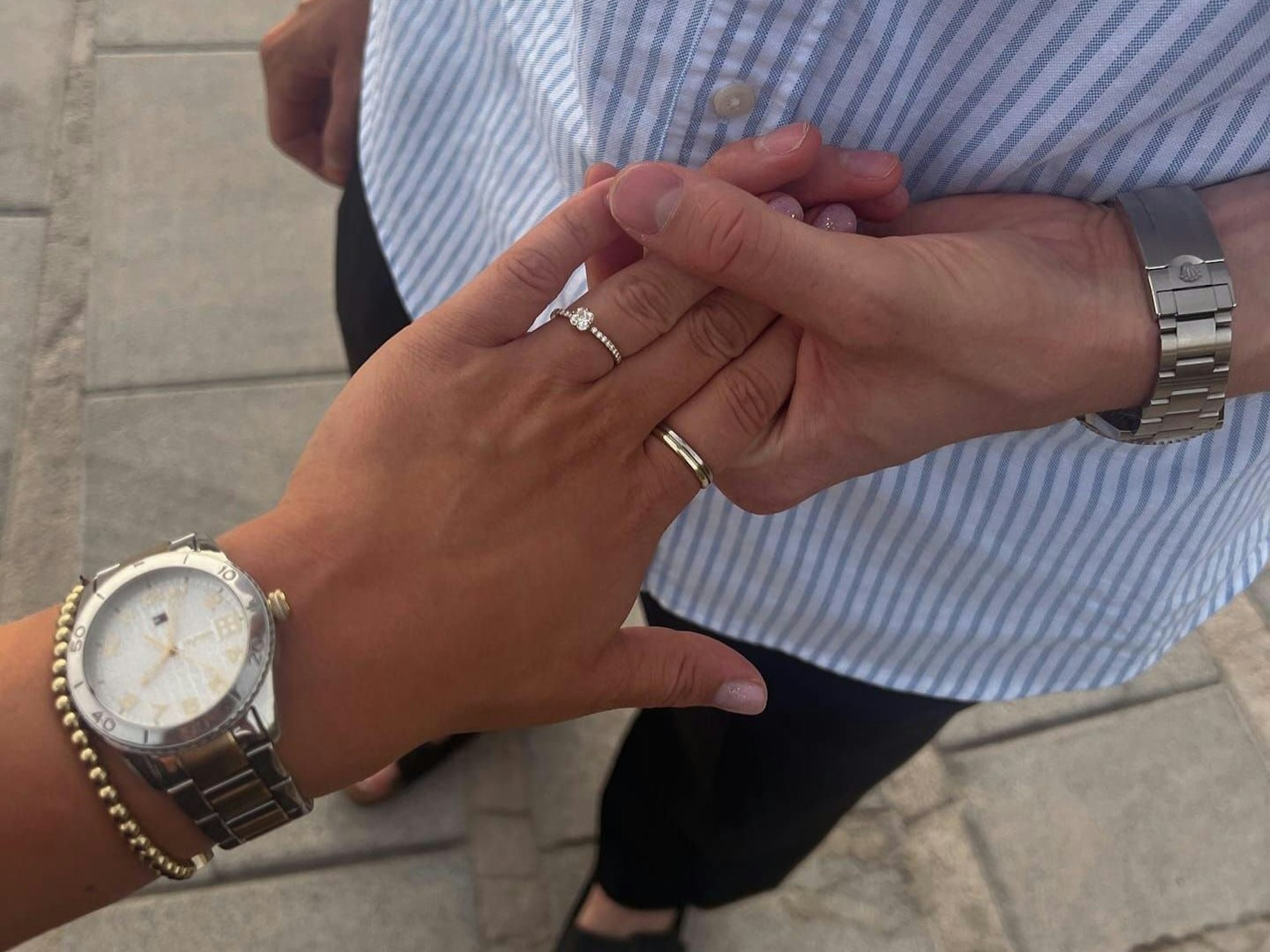 Steffen Tigges zeigt den Ring seiner Freundin Sara.