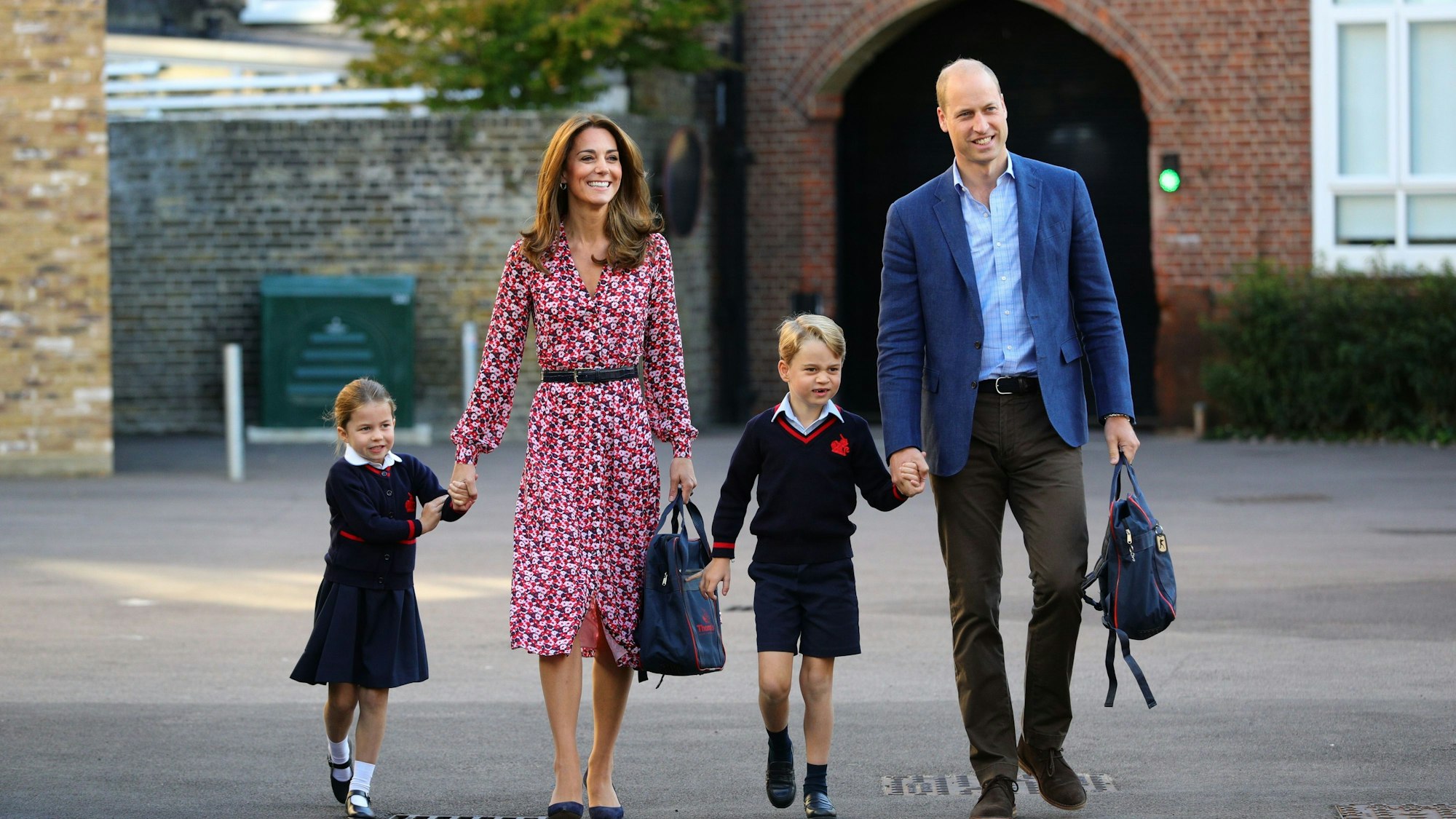Prinzessin Charlotte kommt an ihrem ersten Schultag mit ihrem Bruder Prinz George und ihren Eltern, Prinzessin Kate und Prinz William, an.