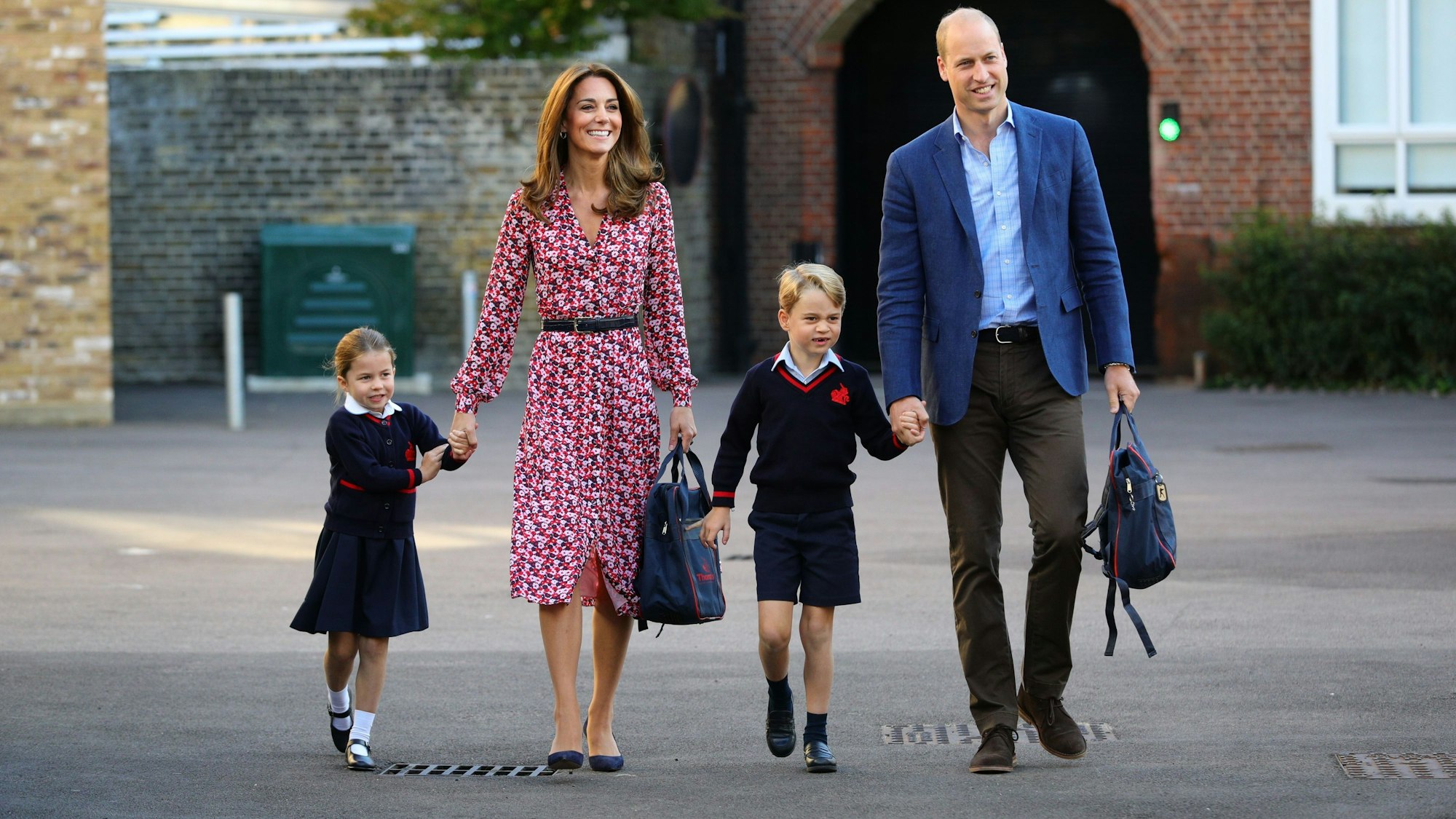 Prinzessin Charlotte kommt an ihrem ersten Schultag mit ihrem Bruder Prinz George und ihren Eltern, dem Herzog und der Herzogin von Cambridge, an.