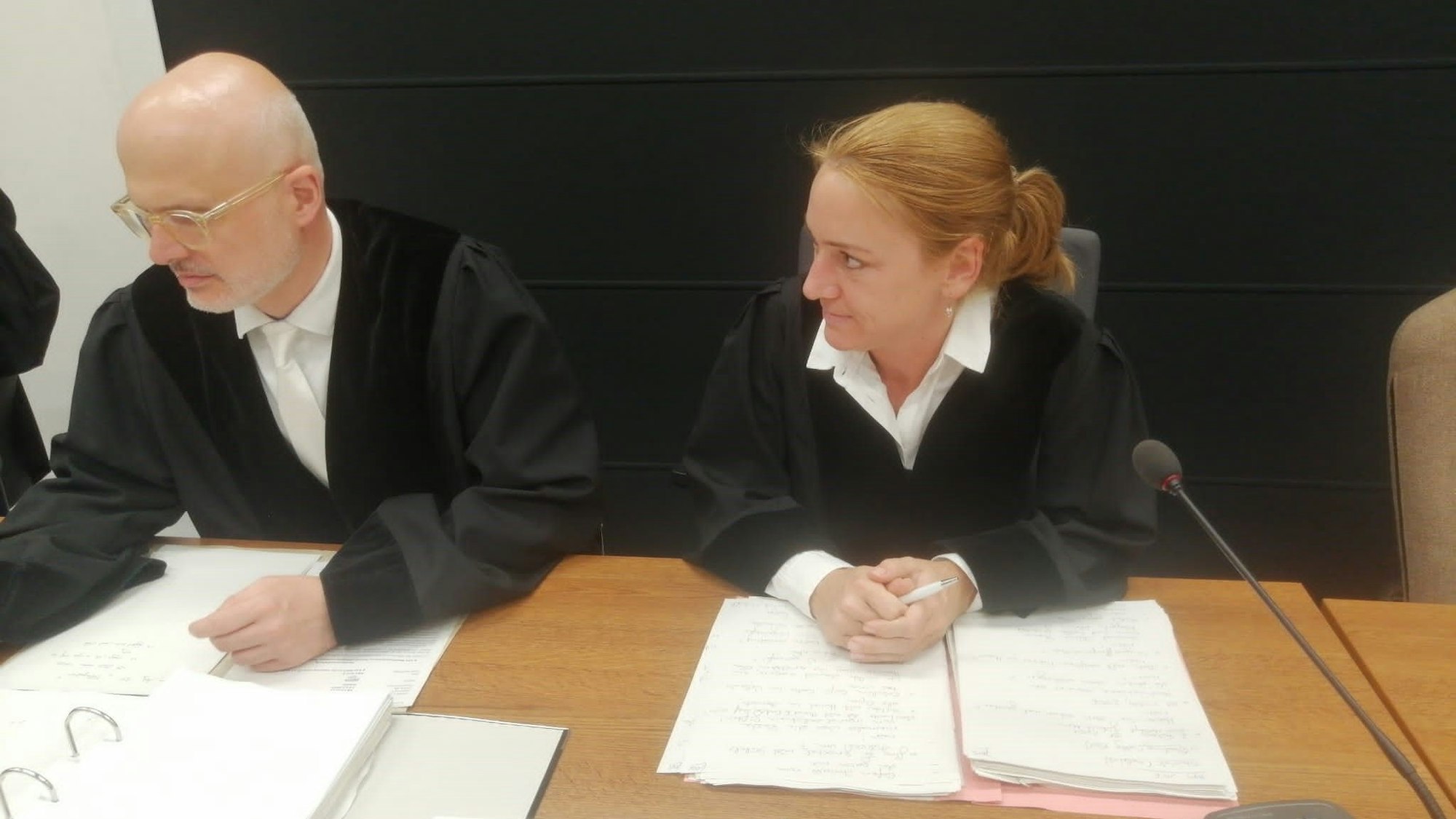 Auf dem Foto sind Staatsanwalt René Gilles und Staatsanwältin Daniela Fuchs zu sehen.