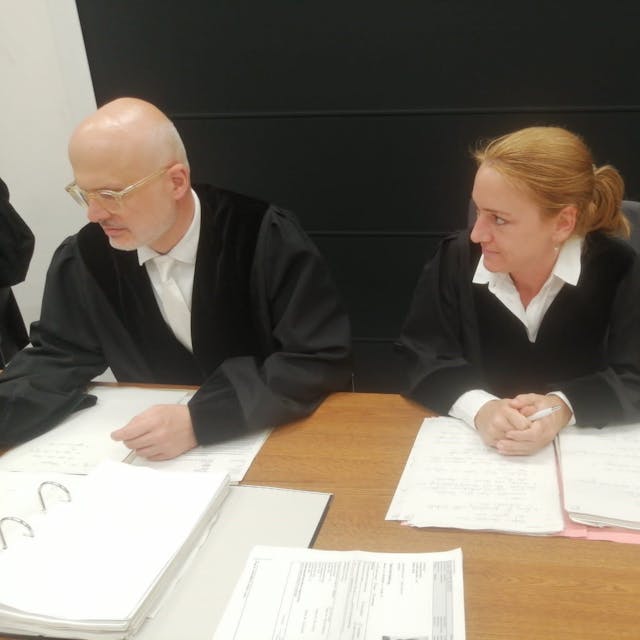 Auf dem Foto sind Staatsanwalt René Gilles und Staatsanwältin Daniela Fuchs zu sehen.