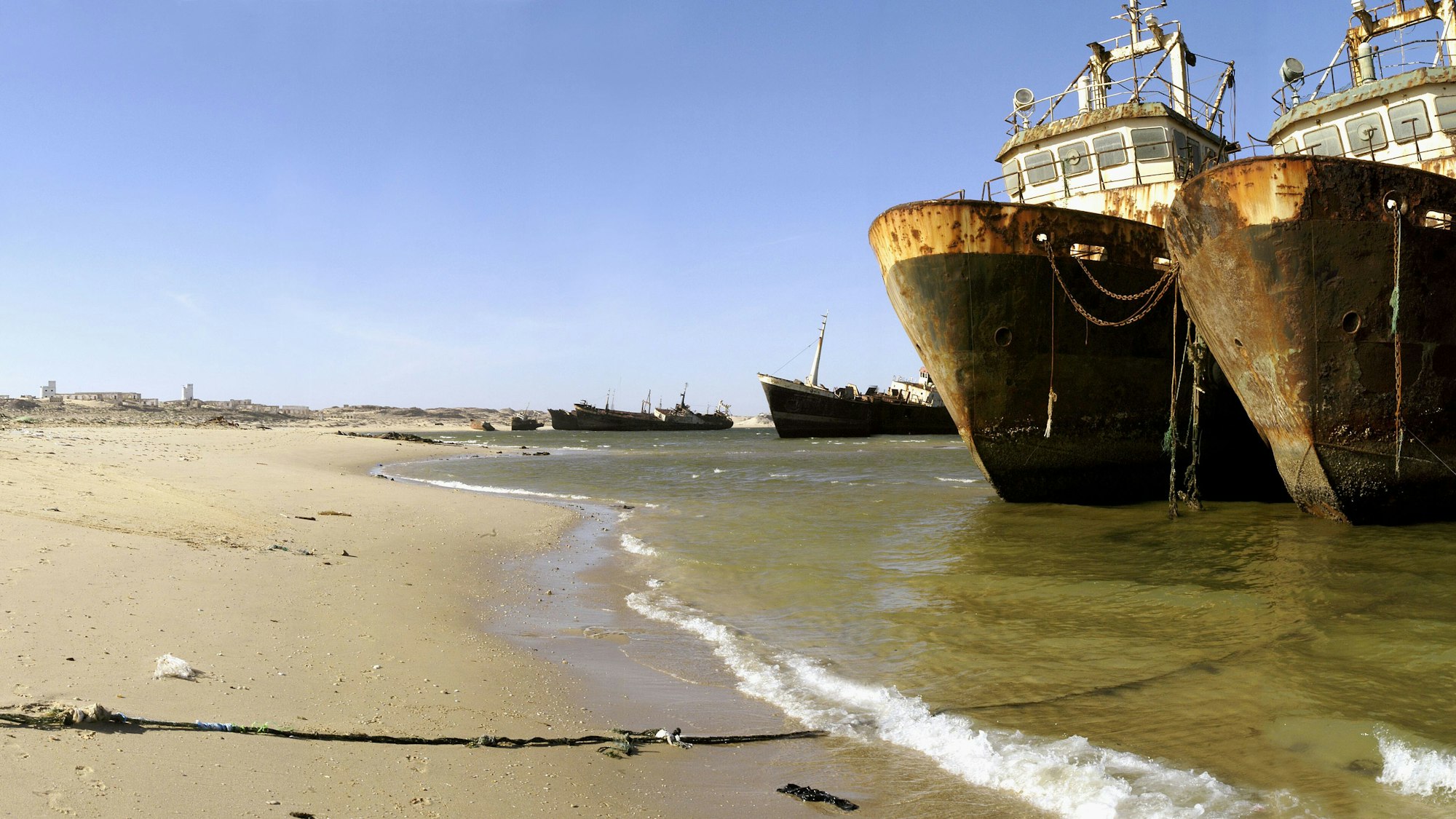 Schiffe am Strand von Ras Nouadhibou, Mauretanien.
