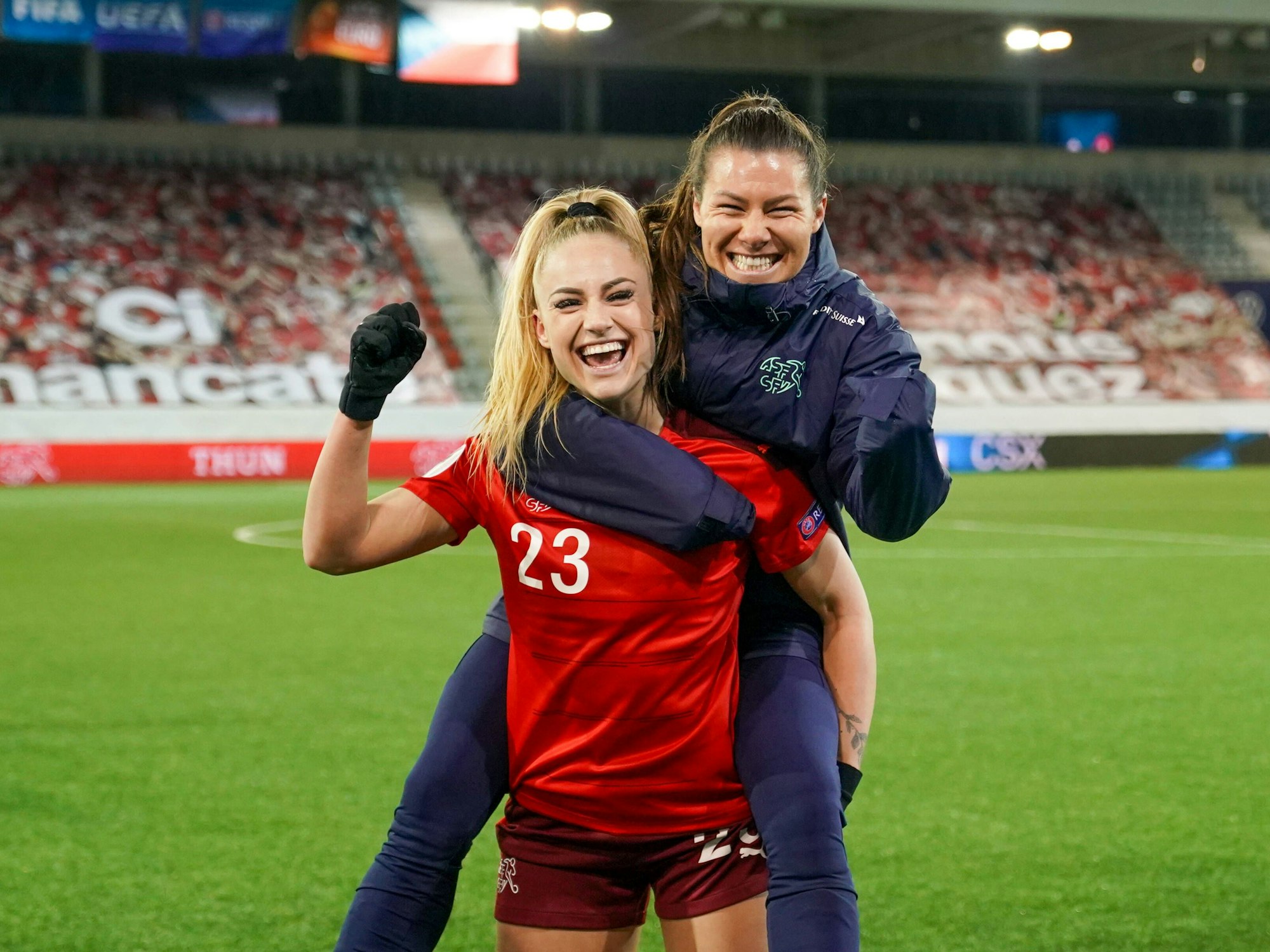 Alisha Lehmann und Ramona Bachmann feiern den Sieg gegen die Tschechische Republik in der Stockhorn Arena in Thun.