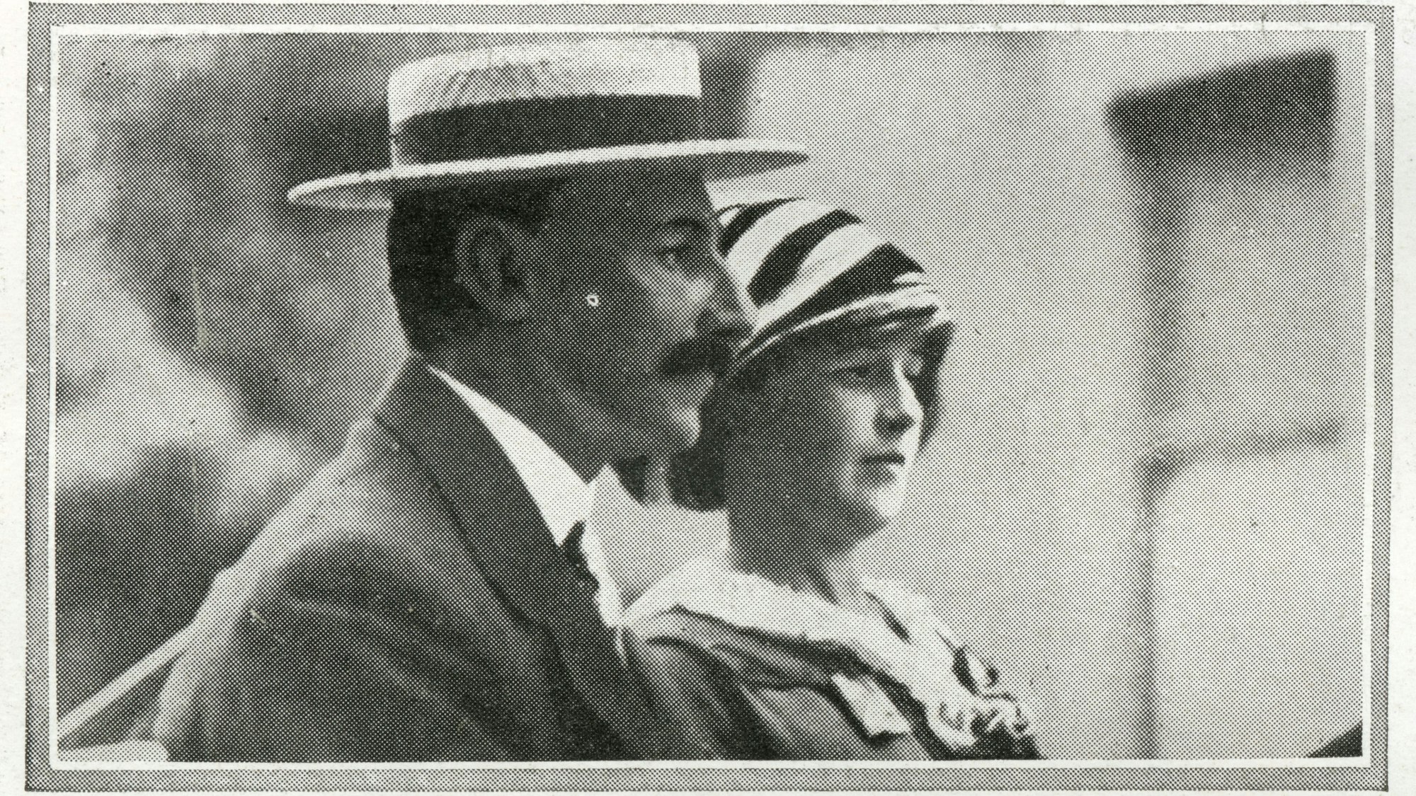 Der Zeitungsausschnitt zeigt Madeleine Astor (r) mit ihrem Mann Colonel John Jacob Astor IV.