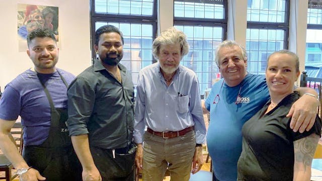 Gruppenfoto mit Restaurant-Team und Reinhold Messner