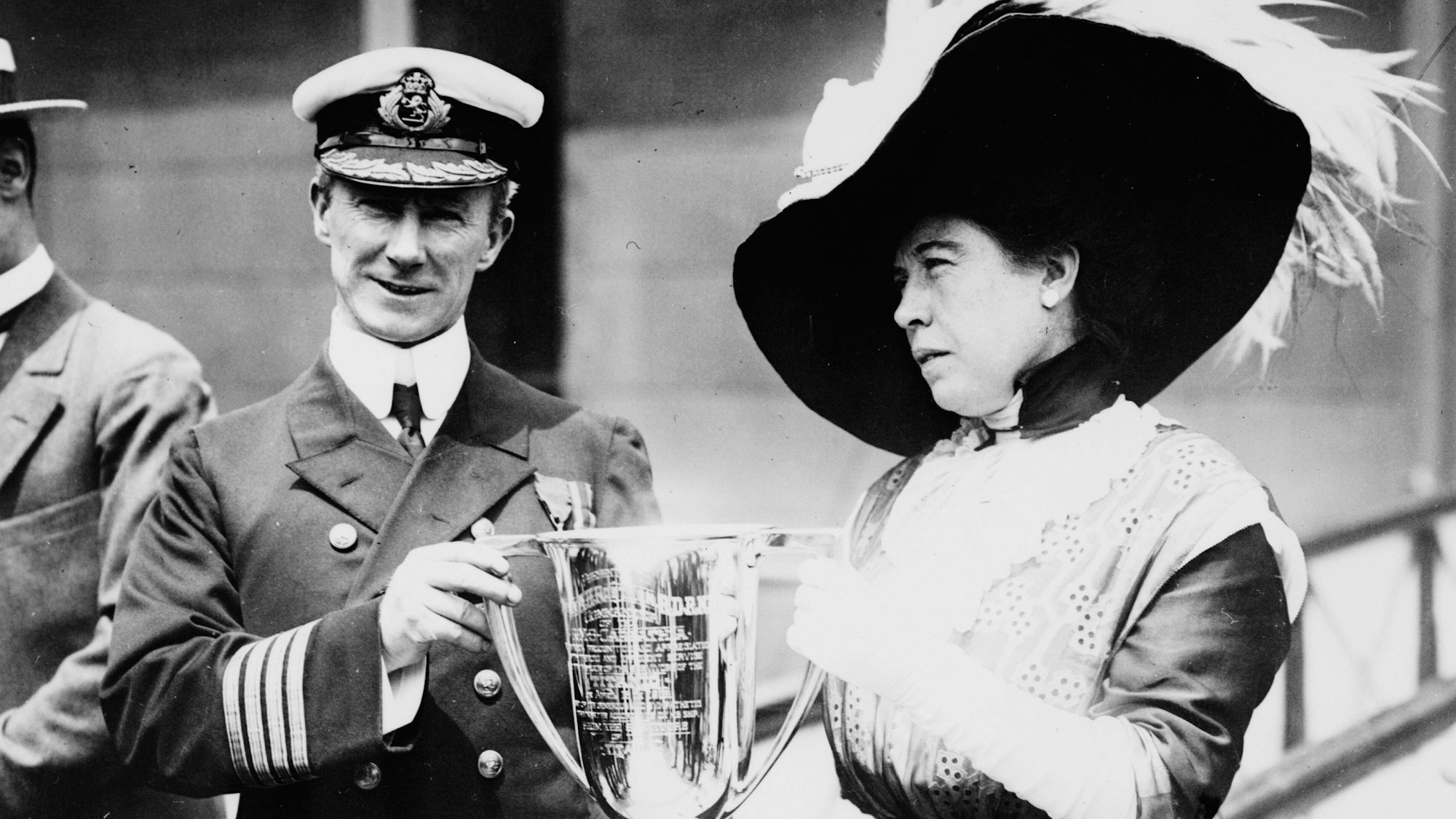 Molly Brown überreichte Kapitän A. H. Rostron, Kapitän der Carpathia, einen Pokal für seine Verdienste bei der Rettung von 705 Überlebenden der Titanic.