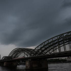 Dunkle Gewitterwolken ziehen über dem Dom auf. Der Deutsche Wetterdienst (DWD) warnt regelmäßig vor Unwetter, so entstehen die Warnungen.