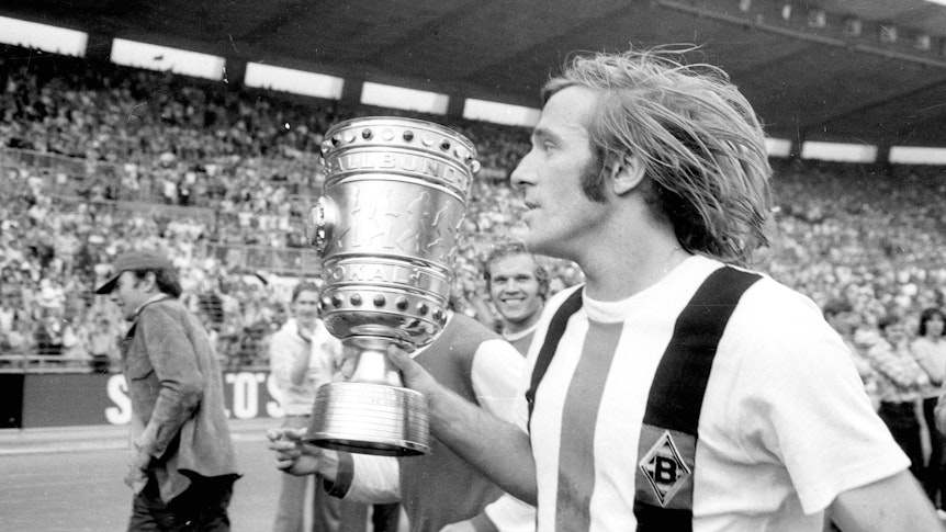 Gladbach-Legende Günter Netzer dreht mit dem DFB-Pokal in seiner rechten Hand nach dem Endspielsieg gegen den 1. FC Köln (23. Juni 1973) im Düsseldorfer Rheinstadion eine Ehrenrunde.