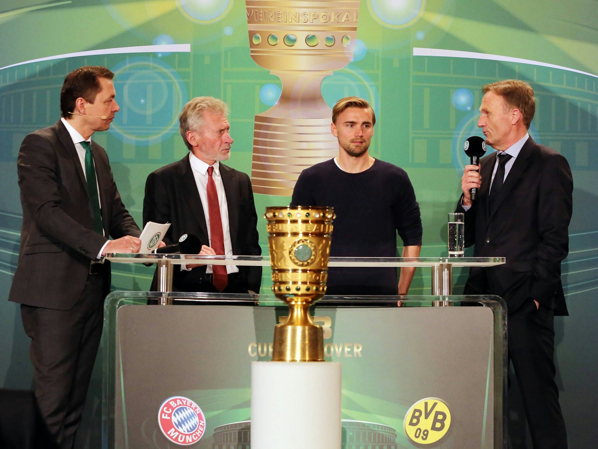 Ralf Köttker, Paul Breitner, Marcel Schmelzer und BVB-Geschäftsführer Hans-Joachim Watzke während der Zeremonie der Pokalübergabe des DFB-Pokals im Roten Rathaus Berlin.