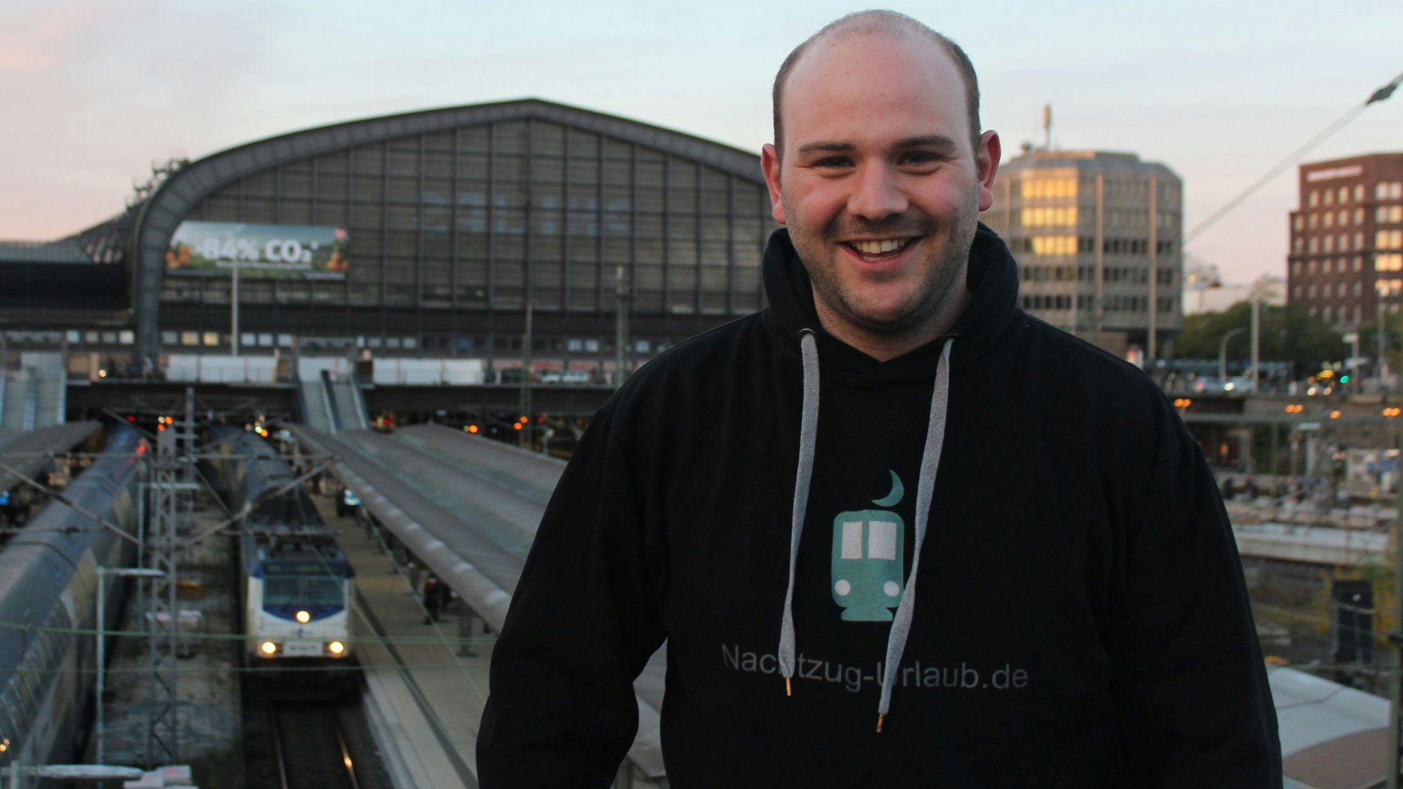 Tim Euler, Betreiber des Blogs Nachtzug-Urlaub.de, steht vor dem Hamburger Bahnhof.
