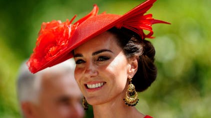 Prinzessin Kate mit rotem Hut beim Royal Ascot