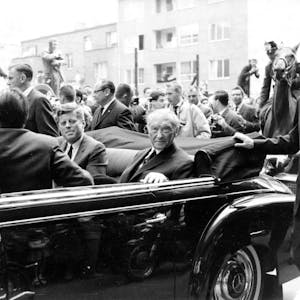 Staatsbesuch von John F. Kennedy am 23.06.1963 in Köln, aufgenommen am Alter Markt. Rechts im Auto: Konrad Adenauer&nbsp;
