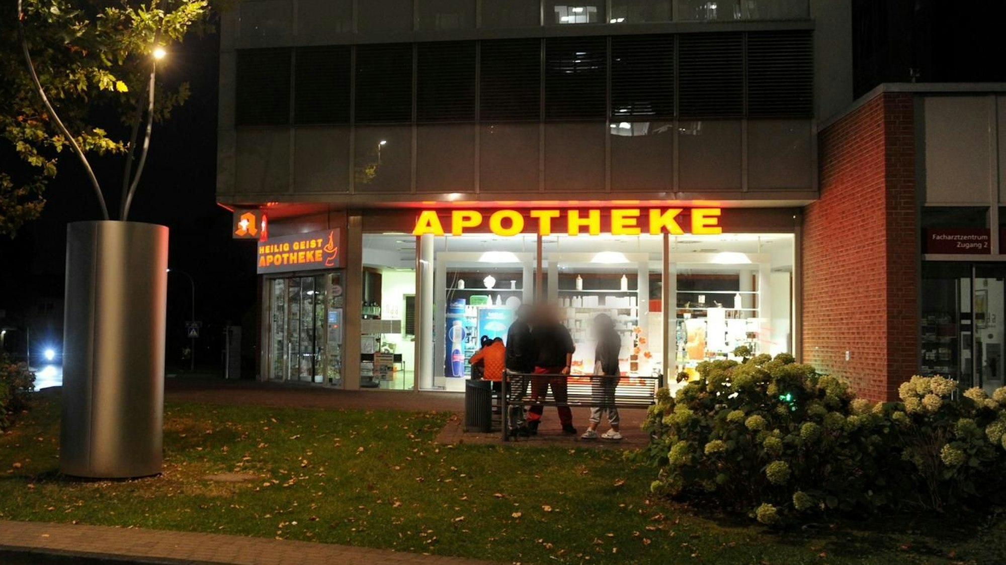 Die Heilig-Geist-Apotheke in Longerich direkt am Heilig-Geist-Krankenhaus bei Nacht.