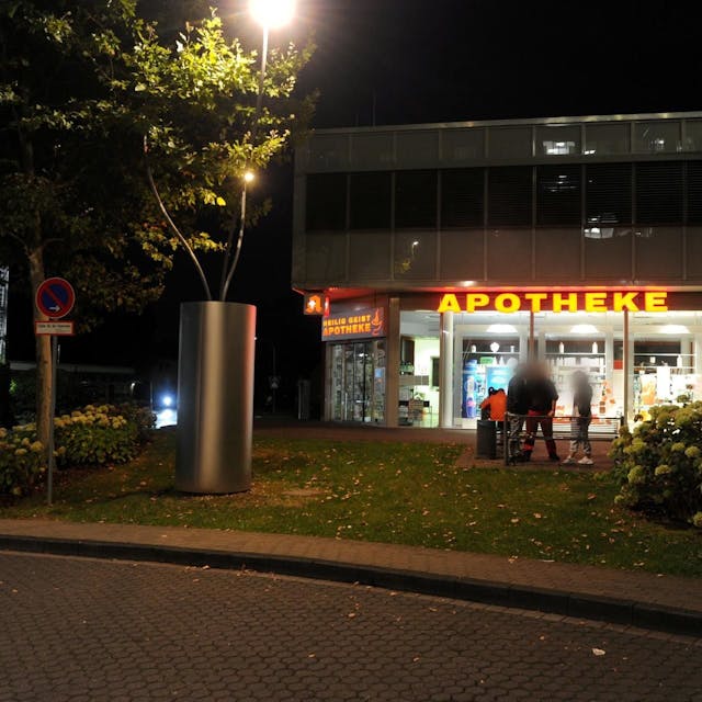 Die Heilig-Geist-Apotheke in Longerich direkt am Heilig-Geist-Krankenhaus bei Nacht.&nbsp;
