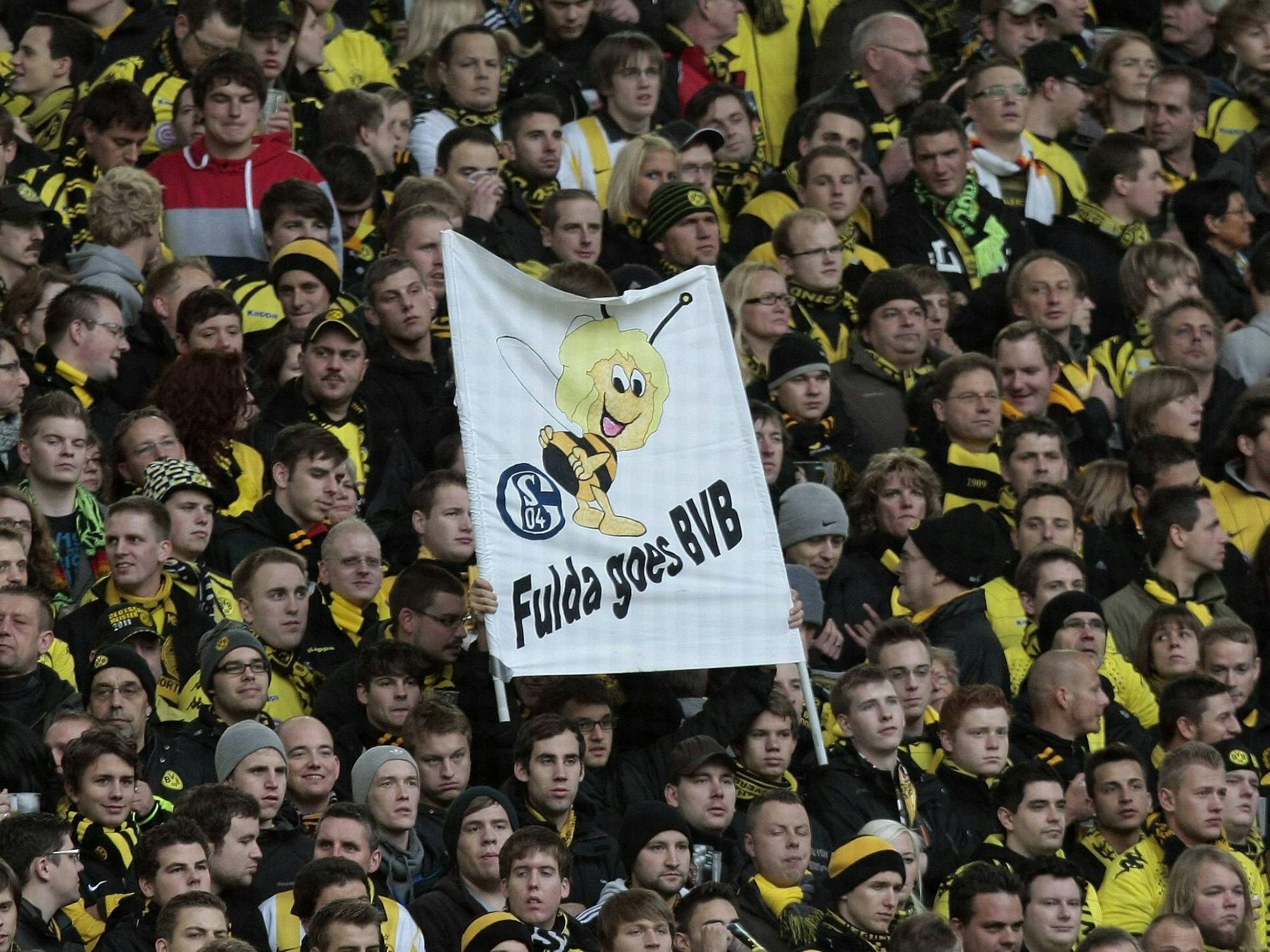 Dortmund-Fans halten im Spiel gegen den FC Schalke 04 ein Plakat hoch mit dem Aufdruck ‚Fulda goes BVB‘.
