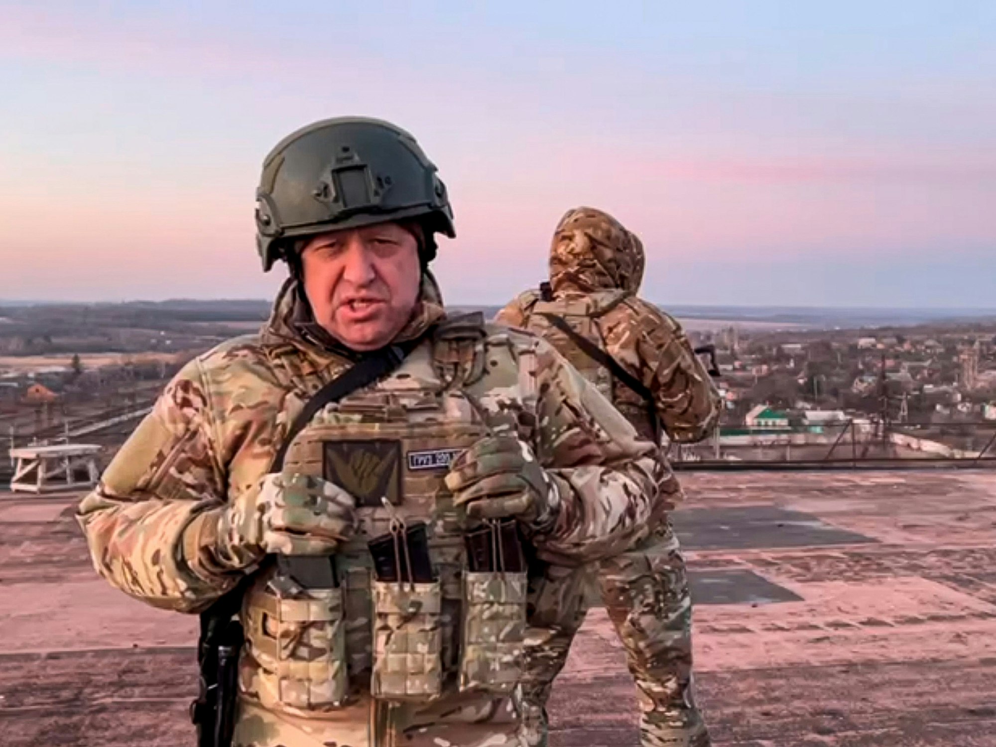 Wagner-Chef Prigoschin steht mit Militäruniform auf einem Dach.