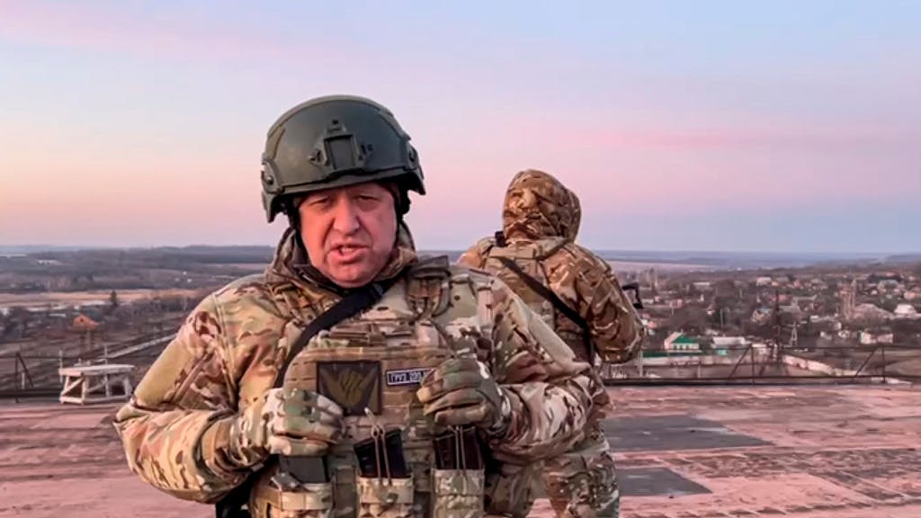 Wagner-Chef Prigoschin steht mit Militäruniform auf einem Dach.