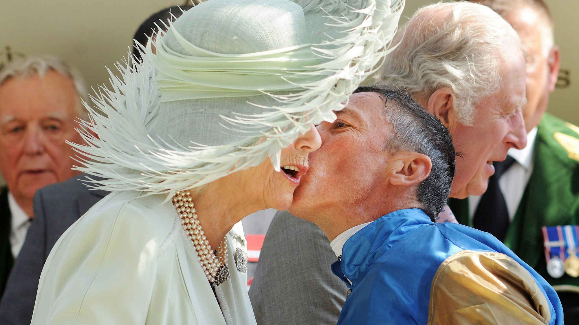 Frankie Dettori küsst Königin Camilla auf die Wange.