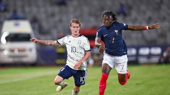 Manu Koné von Borussia Mönchengladbach (r.) im Trikot der französischen U21-Nationalmannschaft im Europameisterschaftsspiel gegen Italien am 22. Juni 2023 im Zweikampf mit Nicolo Rovella.