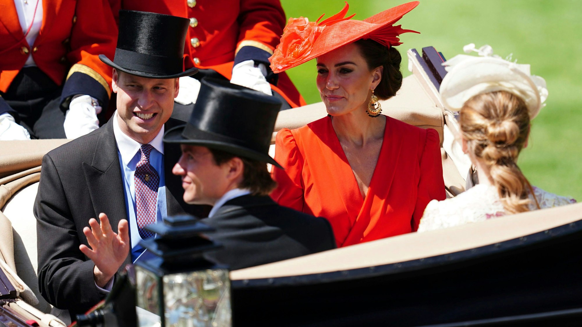 Prinz William fährt mit Kate und Prinzessin Beatrice und ihrem Ehemann Edoardo Mapelli Mozzi in einer Kutsche.