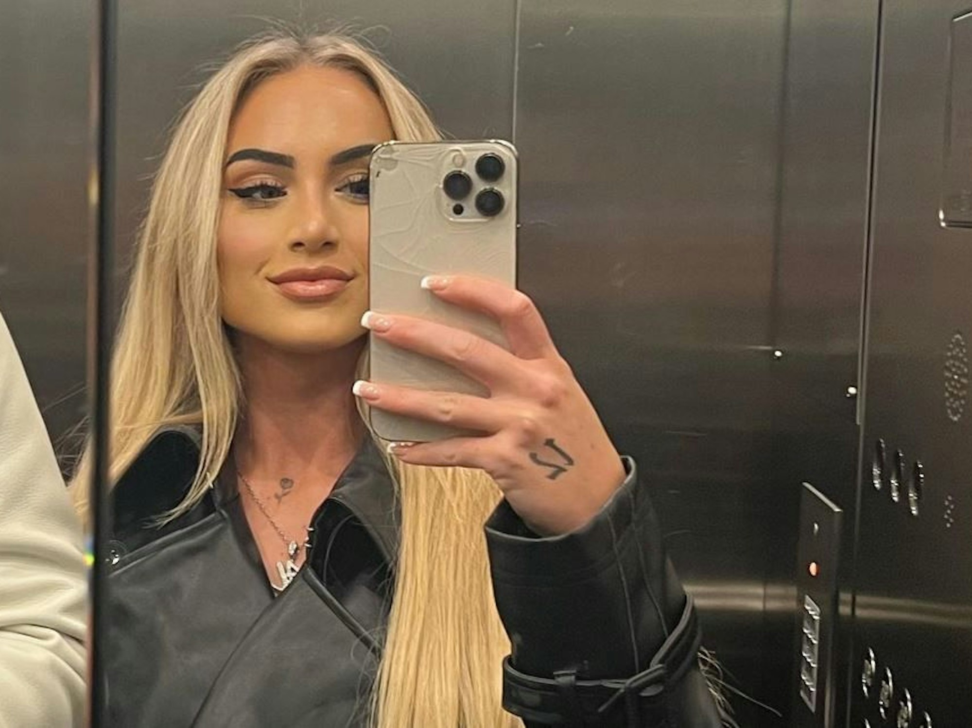 Alisha Lehmann posiert für ein Selfie in einem Fahrstuhl.