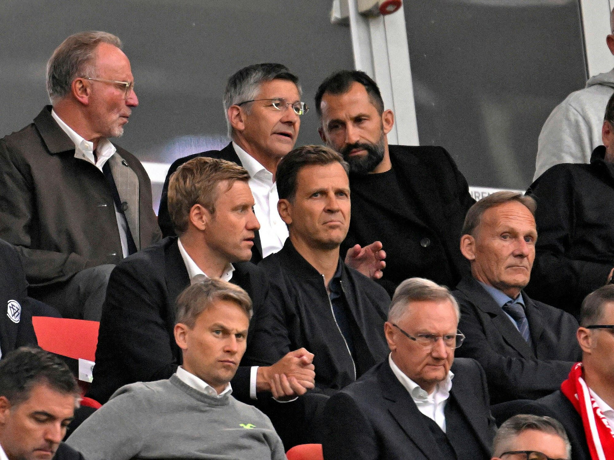 BVB-Geschäftsführer Hans-Joachim Watzke mit den Bossen des FC Bayern München in der Allianz-Arena.
