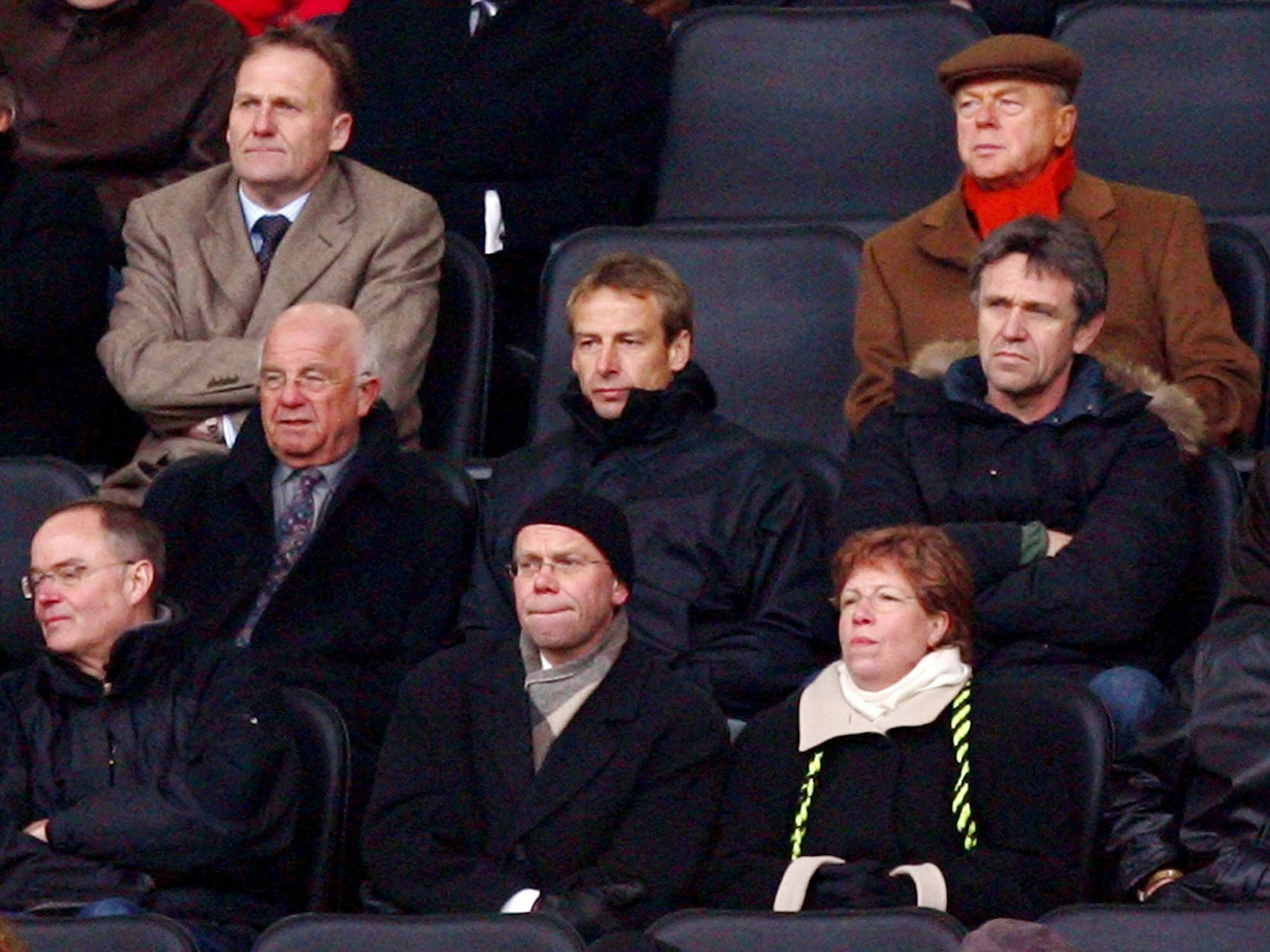 Bundestrainer Jürgen Klinsmann am Rande eines Bundesligaspiels auf der Tribüne, dahinter BVB-Geschäftsführer Hans-Joachim Watzke.