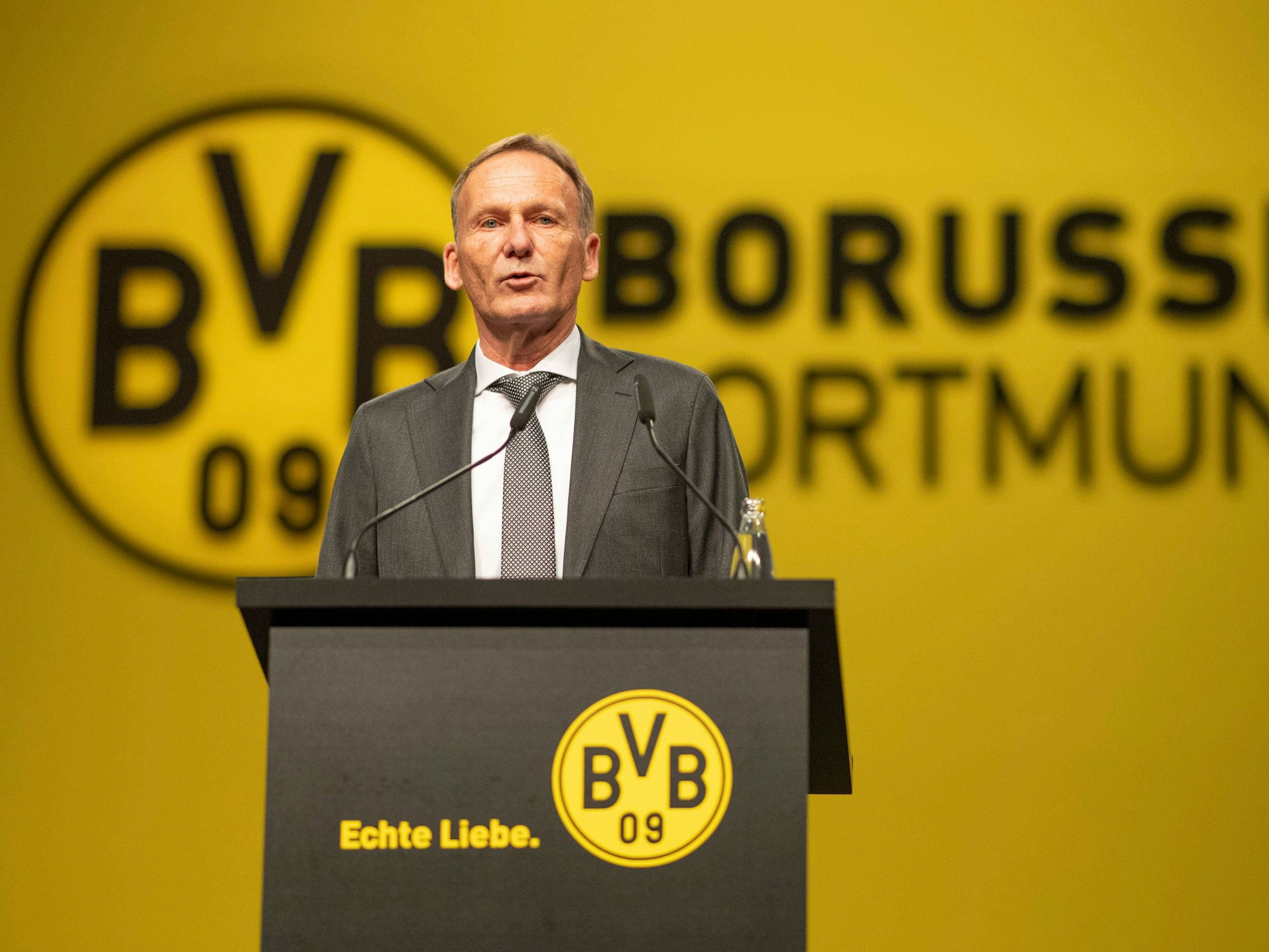 BVB-Geschäftsführer Hans-Joachim Watzke hält in der Westfalenhalle in Dortmund eine Rede.