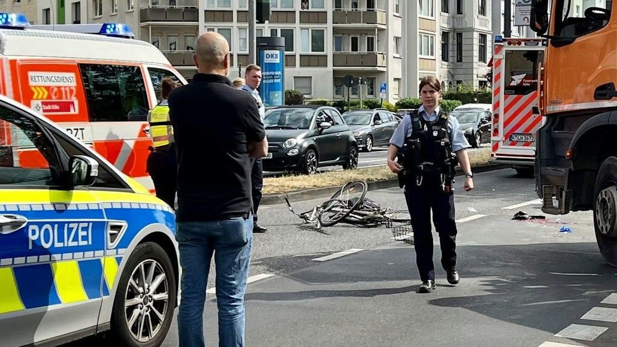 Unfall auf der Riehler Straße: Eine Fahrradfahrerin erlitt tödliche Verletzungen.