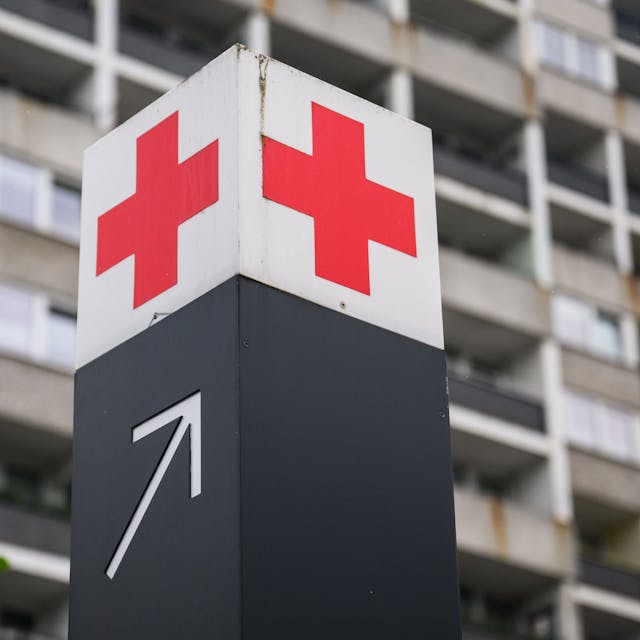 Niedersachsen, Hannover: Ein Schild mit einem roten Kreuz weist den Weg zur Notaufnahme des KRH Klinikum Region Hannover Klinikum Siloah. (Symbolbild)&nbsp; Foto: Julian Stratenschulte/dpa +++ dpa-Bildfunk +++