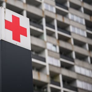 Niedersachsen, Hannover: Ein Schild mit einem roten Kreuz weist den Weg zur Notaufnahme des KRH Klinikum Region Hannover Klinikum Siloah. (Symbolbild)&nbsp; Foto: Julian Stratenschulte/dpa +++ dpa-Bildfunk +++