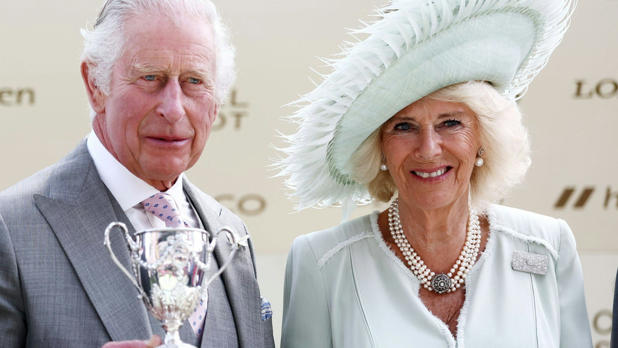 König Charles III. und Königin Camilla lächeln für die Fotografen.