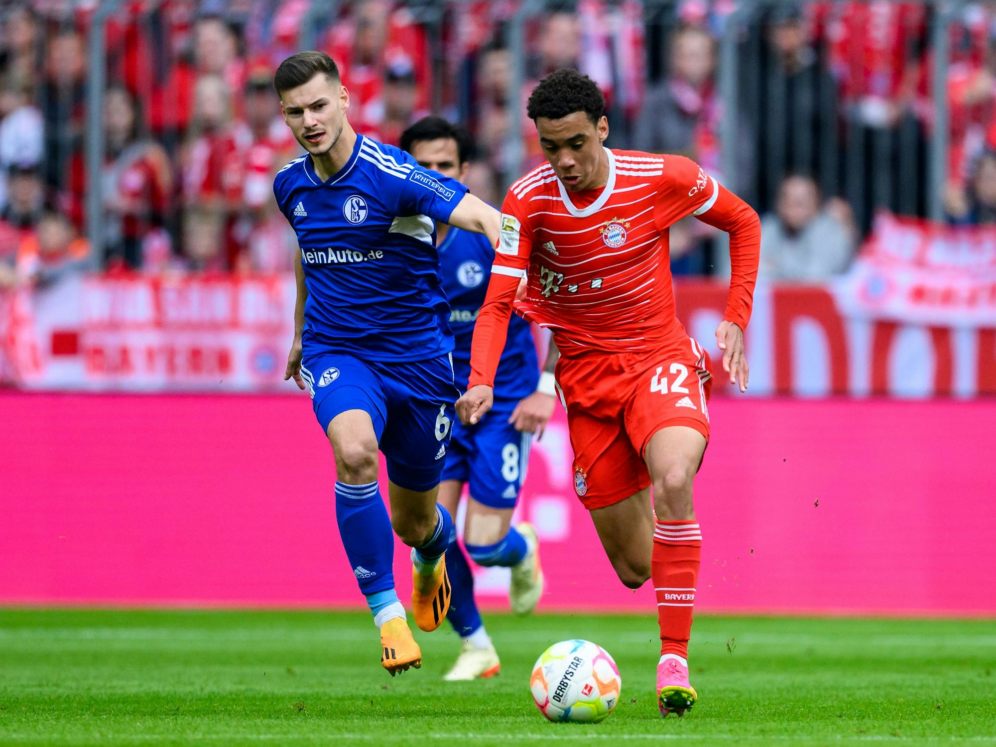 Schalkes Tom Krauß gegen Münchens Jamal Musiala am 32. Spieltag in der Allianz-Arena.