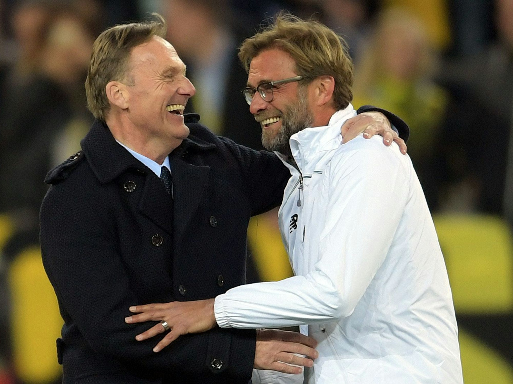 BVB-Geschäftsführer Hans-Joachim Watzke begrüßt Liverpools Trainer Jürgen Klopp.