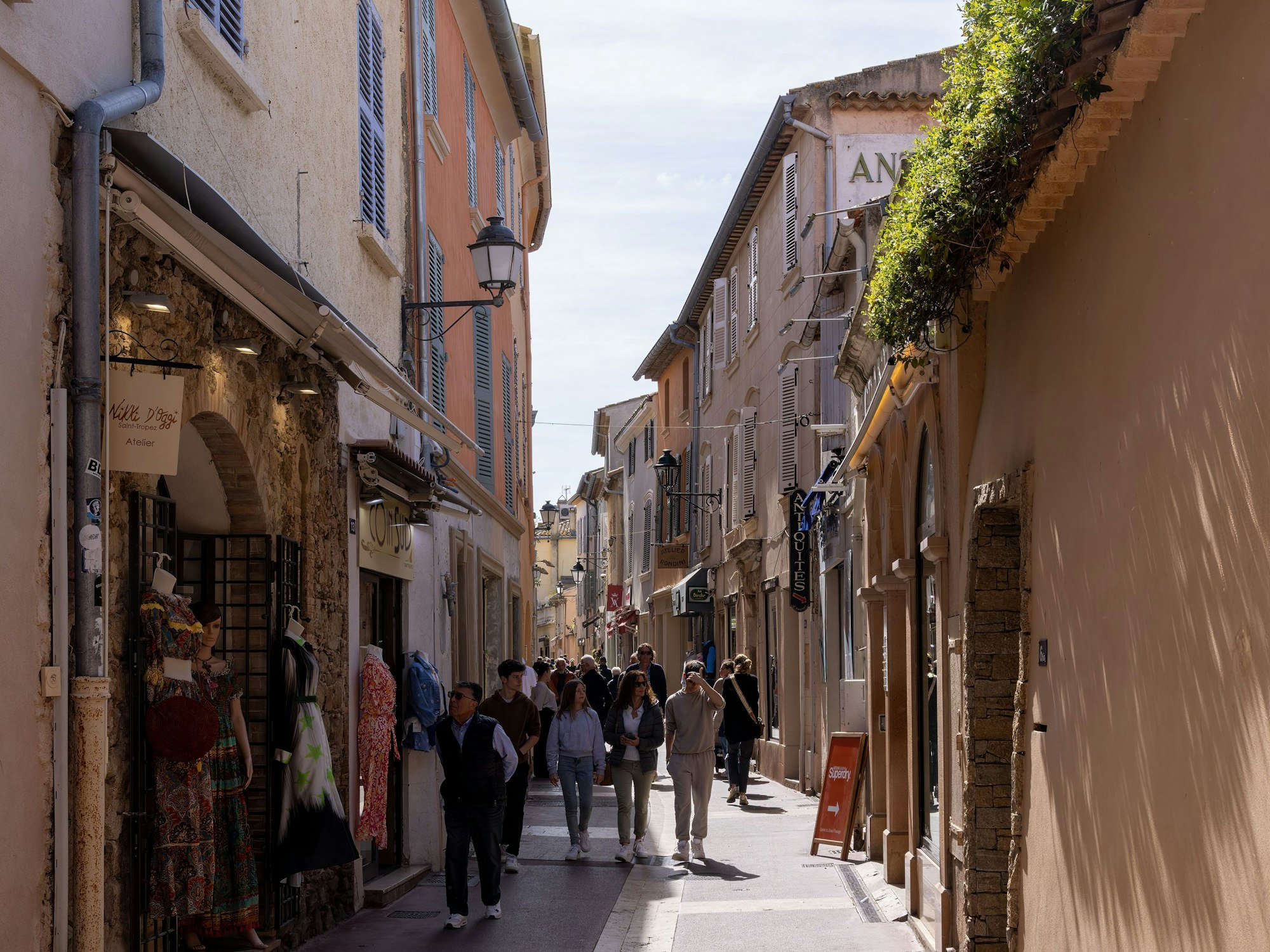 Eine kleine Gasse mit Geschäften in Saint-Tropez