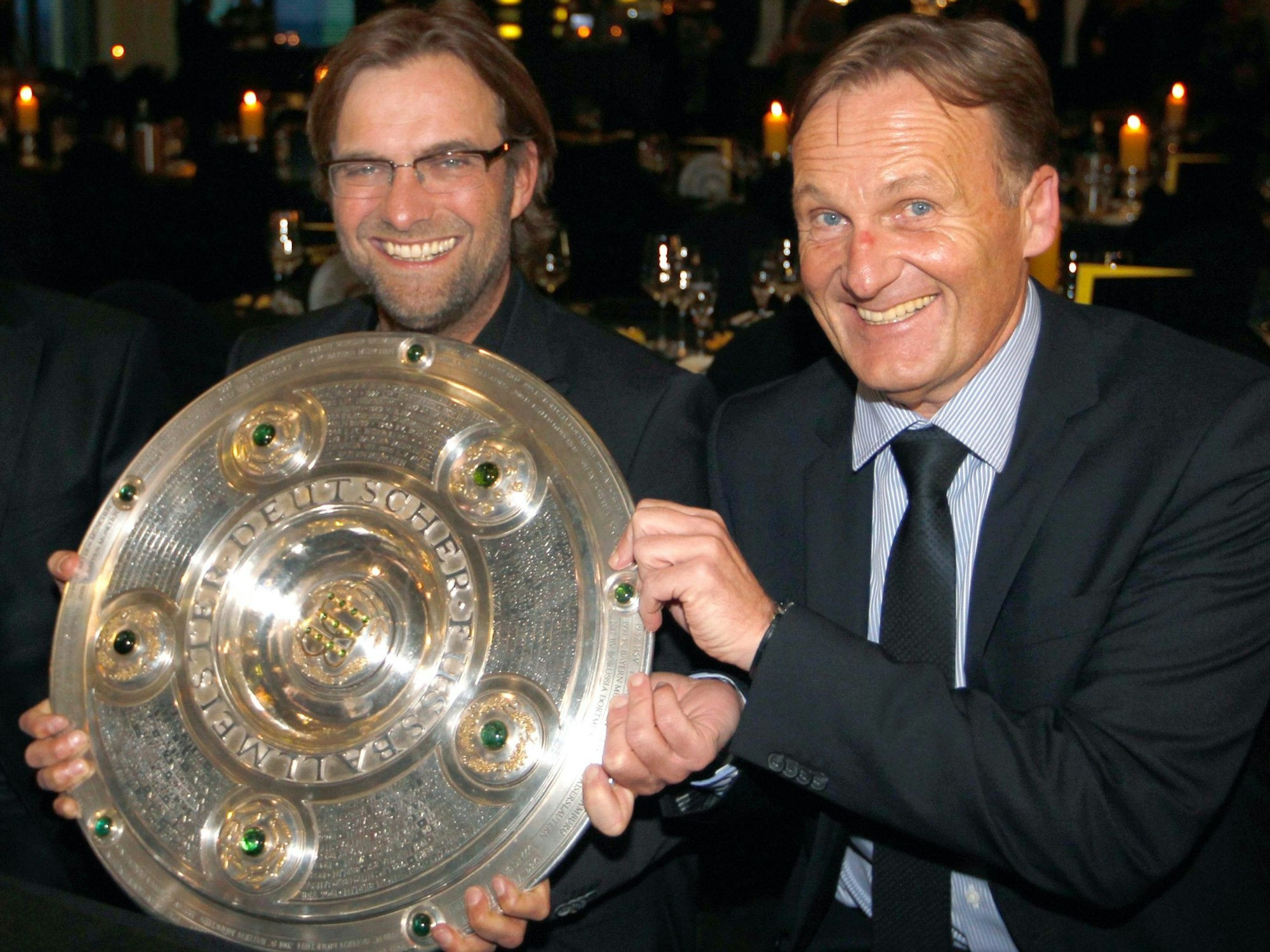 Jürgen Klopp und BVB-Geschäftsführer Hans-Joachim Watzke posieren nach dem Gewinn der Bundesliga mit der Meisterschale.